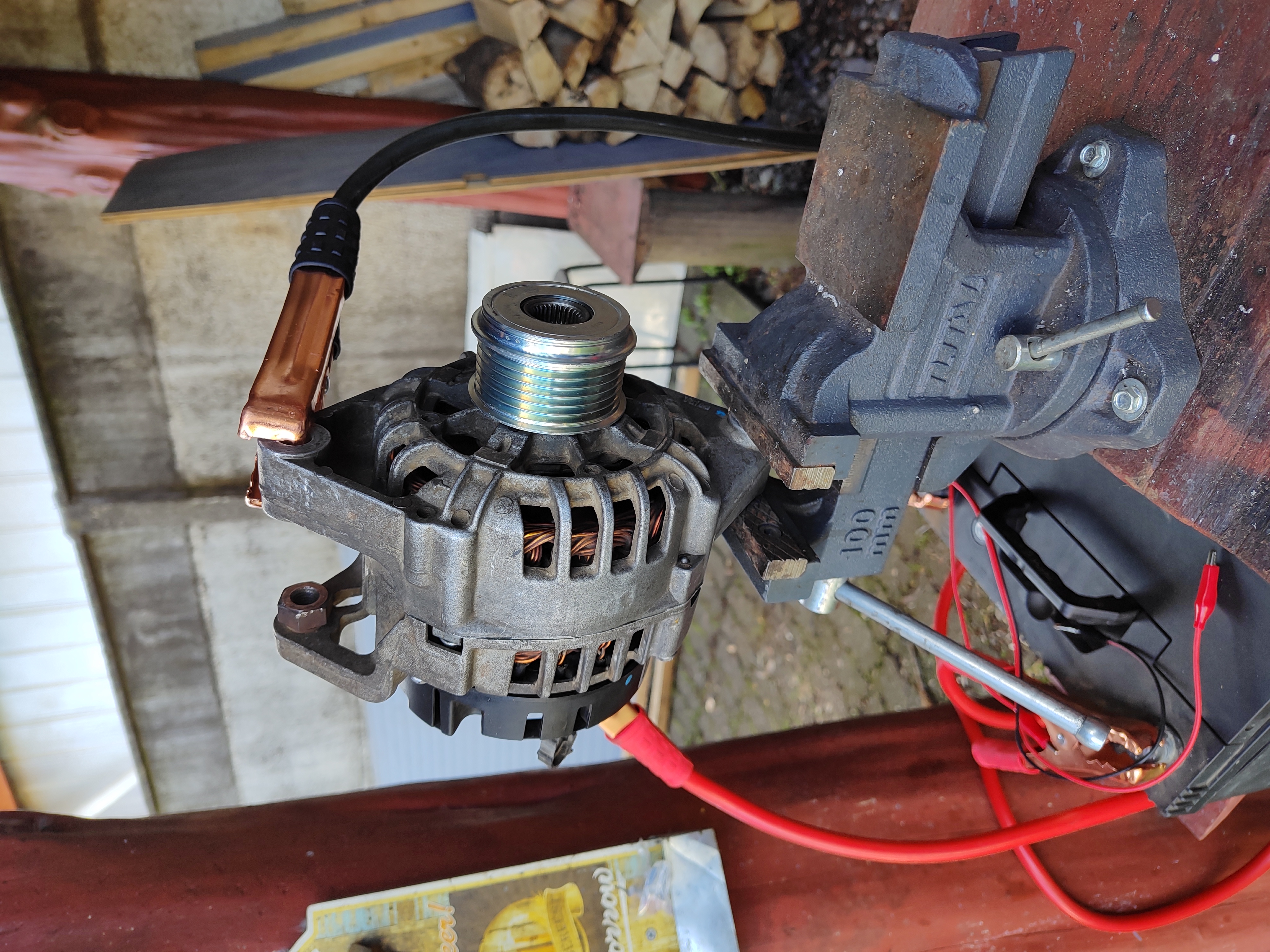 Alternador en banco de prueba con cables de carga